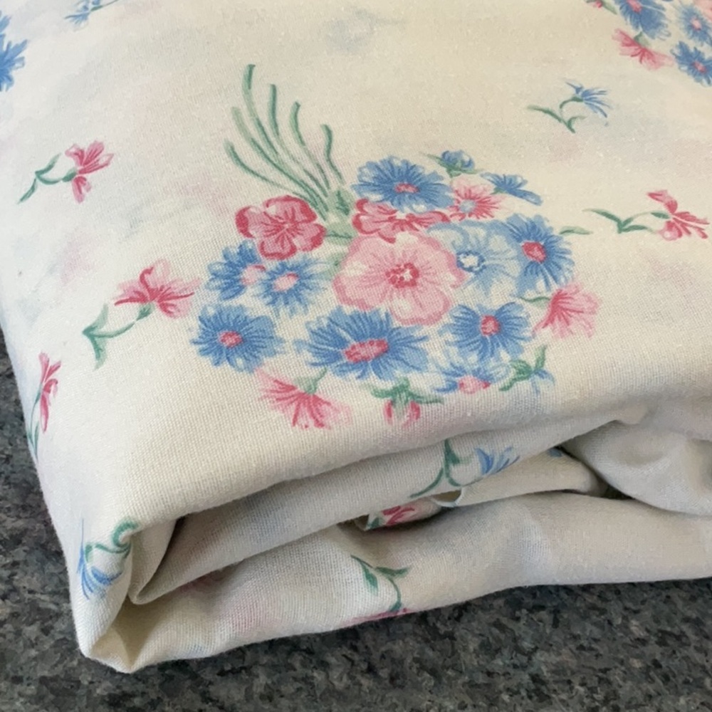 🌸 Dan River ‘Criterion’ full size top flat sheet. Vintage.